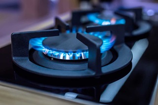 Gas cooktop with blue flame